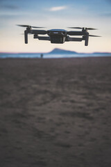 Drone sobrevolando la playa al atardecer