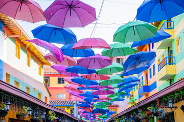 Fototapeta na wymiar Parapluies à Guatapé, Antioquia, Colombie