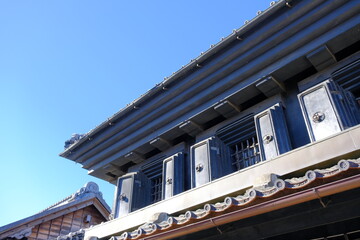 Fototapeta na wymiar 小江戸川越　蔵造りの町並み　土蔵の観音開きが青空に映える