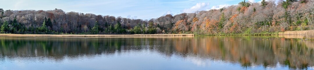 晩秋の八幡平大沼のパノラマ紅葉情景＠秋田