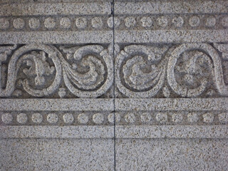石の柱に刻まれた美しい模様と文様　
