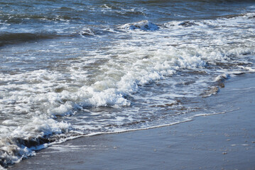 海　波　砂浜