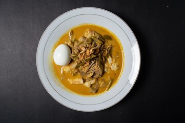 Lontong sayur padang is identical with coconut milk sauce that has a thick seasoning typical of minang cuisine. Coconut milk sauce rich in spices is known as one of the ways to cook minang cuisine