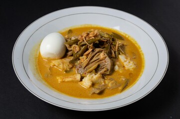 Lontong sayur padang is identical with coconut milk sauce that has a thick seasoning typical of minang cuisine. Coconut milk sauce rich in spices is known as one of the ways to cook minang cuisine