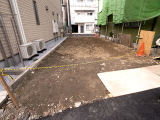 住宅街の空き地　東京都