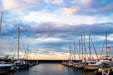 Fototapeta na wymiar ヨットハーバーの夜明け。休日の航海を待つヨット。