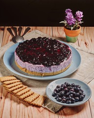 Provocativo Pastel de Queso con Arándano sobre la mesa