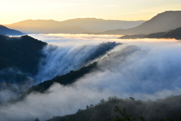 枝折峠から望む絶景、奥只見・銀山の滝雲