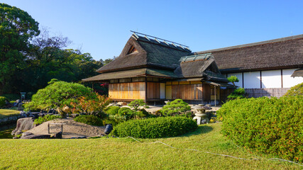 日本庭園の茅葺屋根の家屋