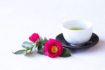 Fototapeta na wymiar 美しい山茶花と日本茶
