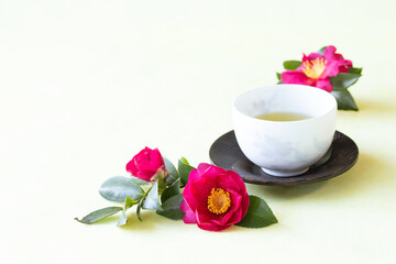 Obraz na płótnie Canvas 美しい山茶花と日本茶