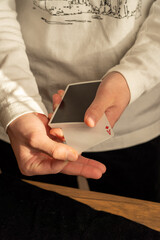 トランプのダイヤのエースを差し出す手