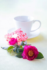 ハートのリボンと美しい山茶花とコーヒー