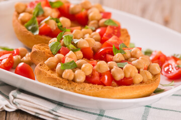 Friselle with tomatoes and chickpeas. 