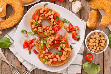 Friselle with tomatoes and chickpeas. 