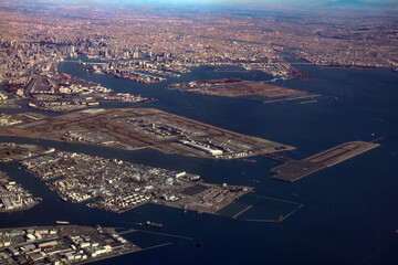 上空から見た羽田空港と東京湾