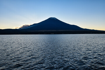 山梨県の山中湖と富士山