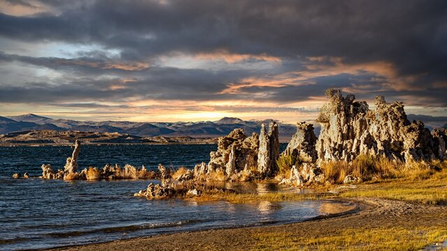 Wolken &uuml;ber bizarren Kalktuff im Mono Lake in Kalifornien
