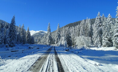 Fototapeta na wymiar Zima w Tatrach, góry w śnieżnej scenerii, śnieg, mróz, Tatrzański Park Narodowy, TPN 