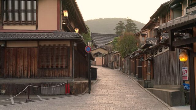 京都 八坂　産寧坂　朝　秋 