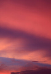Obraz premium Gradient Purple Pink Cloud Layer on the Evening Sky for Abstract Background