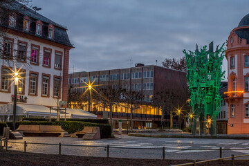 Beleuchteter Fastnachtsbrunnen am Schillerplatz in Mainz