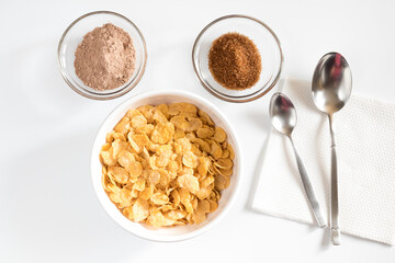 Cereales, cacao en polvo y azúcar para desayunar con leche