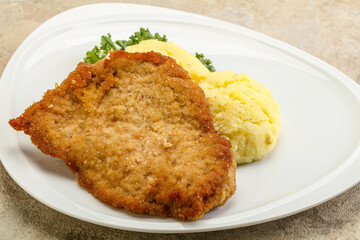 Crispy chicken schnitzel with mashed potato