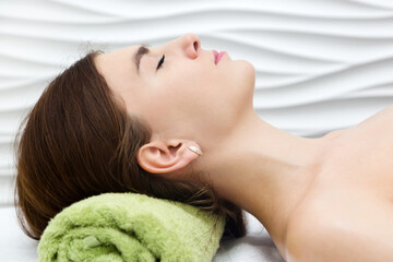 Obraz na płótnie Canvas Woman rest in beauty salon. Sleep during the massage.