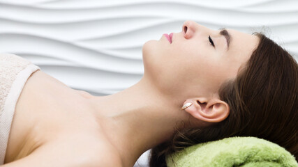 Obraz na płótnie Canvas Woman rest in beauty salon. Sleep during massage.