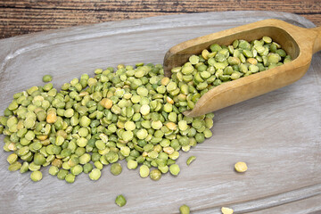 pois cassés cru sur une table