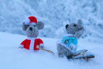 the outgoing year 2020, the year of the mouse, two plush mice go towards the winter forest