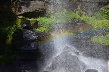 Fototapeta na wymiar Cachoeira com arco-iris