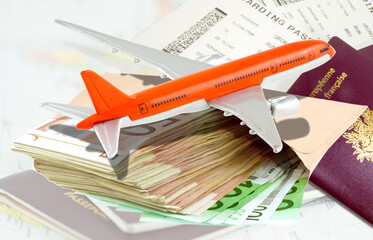Concept augmentation du prix des billets d’avion,  biréacteur sur passeports et enveloppe de...