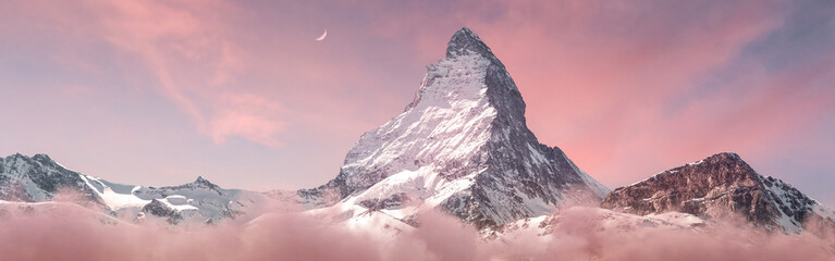Naklejki  panoramiczny widok na majestatyczną górę Matterhorn w wieczornym nastroju