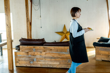 カフェ店員  女性