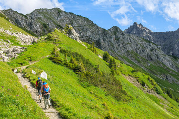 Fototapeta na wymiar Zwei Wanderer im Kleinwalsertal