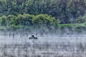 Obraz na płótnie Canvas fisher in fog morning on the river