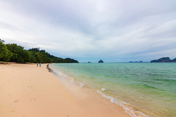Crystal clear water and a very interesting snorkeling reef, that is swimmable from the beach at Koh Kradan in Trang, Thailand. 
