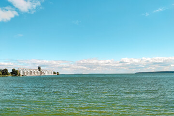Obraz premium Grain elevator at a reservoir with turquoise water.