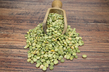 pois cassés cru sur une table