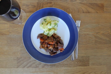Ein Wildschweinragout mit Petersilkartoffeln.