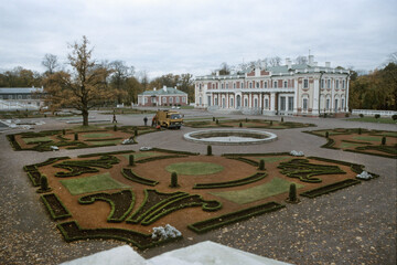 Naklejka premium Herbst im Schlosspark Kadriorg bei Tallinn
