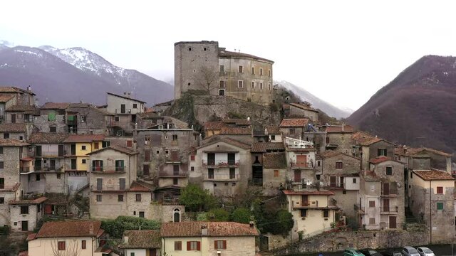 Veduta aerea di &laquo;Castel di Tora&raquo; vicino a Roma, Lazio
Ripresa aerea con drone di Castel di Tora che affaccia sul lago del Turano in provincia di Rieti, Lazio, Italia

