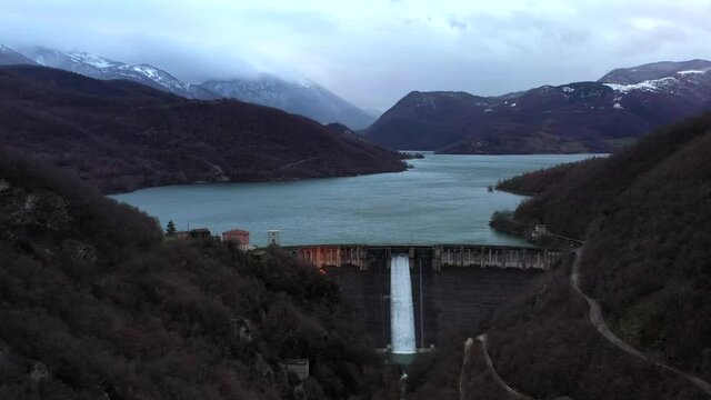 Diga del lago del Turano, Rieti
Ripresa aerea con drone della diga e della cascata del lago del Turano in provincia di Rieti, Lazio, Italia