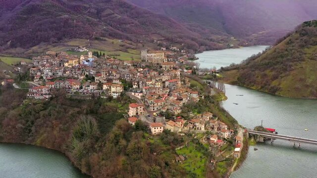 Veduta aerea di &laquo;Castel di Tora&raquo; vicino a Roma, Lazio
Ripresa aerea con drone di Castel di Tora che affaccia sul lago del Turano in provincia di Rieti, Lazio, Italia
