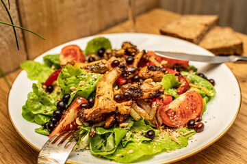 Salat mit Pfifferlingen und leckeren Essig Perlen als kulinarisches Highlight