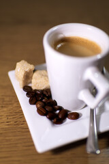 Aromatyczne espresso w mini filiżance, wyraziste ziarna arabici