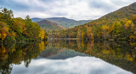 Fototapeta na wymiar Georgia fall colors reflected in water