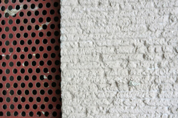 Hauswand mit Lochgitter